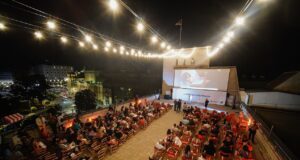 a1-kinoteka-letnji-bioskop-ponovo-na-terasi-doma-vojske-–-nedeljnik