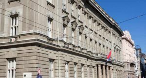 napeto-ispred-filoloskog-fakulteta:-dekanka-naredila-studentima-da-napuste-zgradu-da-bi-se-ocistile-prostorije-za-prijemni-ispit,-oni-porucuju:-„blokada-nije-zavrsena“-–-protest-u-15-casova-–-nedeljnik