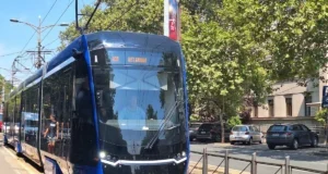 slikali-smo-novi,-vizantijsko-plavi-tramvaj-na-sinama:-da-li-je-presirok-za-beogradske-ulice?-–-nedeljnik