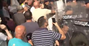 incident-ispred-tuzilastva-u-valjevu:-guranje-gradjana-sa-policijom-tokom-saslusanja-aktivista-–-nedeljnik