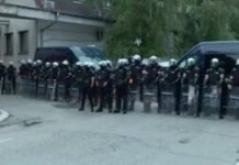protest-u-kraljevu:-kordon-policije-blokira-prilaz-stanici-–-nedeljnik