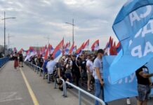 srpski-rodoljubi-novog-sada-krenuli-ka-karlovcima:-peske-na-obelezavanje-dana-secanja-od-progona-i-ubistva-srba-u-zlocinackoj-akciji-oluja