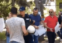 grupa-muskaraca-u-backom-petrovcu-pocepala-izlozene-fotografije-protesta-u-vojvodini-–-nedeljnik