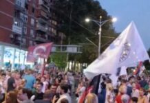 protest-„niko-nije-sam“:-pojavili-se-mladici-u-dresovima,-ratni-veterani-stali-izmedju-njih-i-gradjana-–-nedeljnik