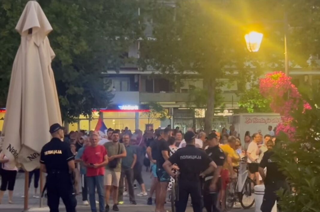 aktivisti-sns-gadjaju-gradjane-jajima-i-vodom-na-protestu-u-backoj-palanci-–-nedeljnik
