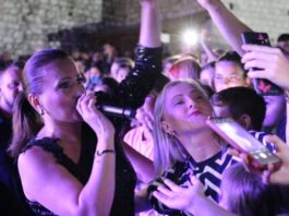 na-ljetnoj-turneji-elvire-rahic-100.000-posjetitelja:-na-gradini-u-tesnju-usla-medju-publiku…