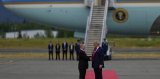 putin-i-tramp-se-rukovali-na-pisti:-sreli-se-na-pola-puta-(foto)