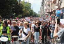 zavrsen-protest-podrske-studentkinji,-gradjani-pozvali-na-hapsenje-komandanta-jzo-–-nedeljnik