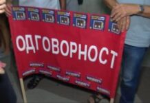 gradjani-pozarevca-se-okupili-ispred-sns-prostorija-–-nedeljnik
