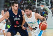 kakav-car!-jokic-odmara-u-poslednjoj-deonici-protiv-slovenije,-pravi-grimase-i-sali-se-sa-cerkicom-(video)