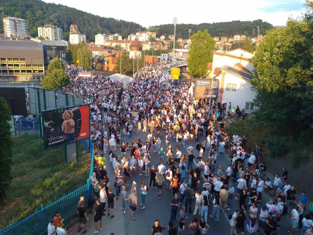„kostolcanima-u-goste“:-okupljanje-protiv-policijske-brutalnosti-i-hapsenja-–-nedeljnik