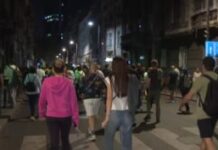 protest-kod-vuka:-kolona-gradjana-„naletela“-na-kordon-policije-u-aberdarevoj-i-takovskoj-–-nedeljnik