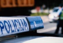 teska-saobracajna-nesreca:-u-karlovcu-jedna-osoba-poginula,-dve-povredjene-u-sudaru-automobila