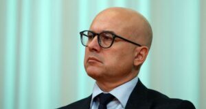 vucevic-(sns):-„profesorka-marija-vasic-napisala-grafit-‘caci-u-skolu'“-–-nedeljnik