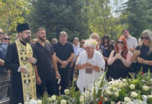 neutesna-porodica-stigla-na-pomen-sasi-popovicu-–-tuzan-prizor-na-bezanijskom-groblju-(video)