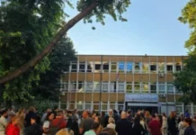 protest-roditelja-ispred-os-„djuro-strugar“:-povod-„bezbednost-dece-i-‘neljudsko’-otpustanje-profesora“-–-nedeljnik
