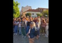 roditelji-protestovali-ispred-gimnazije-jovan-jovanovic-zmaj-u-novom-sadu-–-nedeljnik