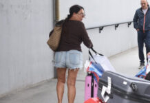(paparaco)-djanijeva-sladja-pokazala-batake:-seksi-izdanje-zaprepastilo-prolaznike