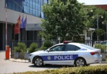 dvojica-tinejdzera-iz-zubinog-potoka-sprovedena-u-stanicu-zbog-natpisa-na-majicama-–-nedeljnik