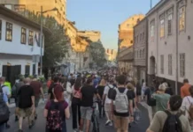 studenti-i-gradjani-se-okupljaju-na-savskom-trgu:-uskoro-pocetak-komemorativne-setnje-–-nedeljnik