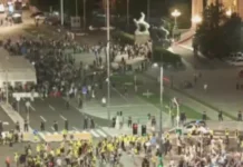zivi-zid-redara-deli-desetine-hiljada-demonstranata-od-par-stotina-pristalica-sns-u-cacilendu-–-nedeljnik