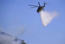 vatrena-buktinja-4-dana-guta-sve-pred-sobom:-gasi-je-20-helikoptera-i-vise-od-2.000-ljudi