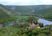 eparhija-dalmatinska:-ogradila-se-od-ucesca-dinka-gruhonjica-na-festivalu-u-sibeniku