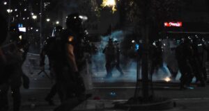haos-u-novom-sadu:-policija-primenila-brutalnu-silu,-ispaljene-velike-kolicine-suzavca-–-nedeljnik