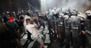 „mirno-razresenje-krize-nemoguce…“:-studenti-odgovorili-na-policijsko-nasilje-u-novom-sadu-i-pozvali-gradjane-da-budu-„u-pripravnosti“-–-nedeljnik