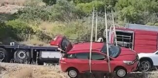 drama-na-jadranu:-auto-se-survao-niz-liticu,-zaustavio-se-par-metara-od-kafica-punog-ljudi-(video)
