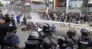 protest-„generacije-z“-u-nepalu:-hiljade-ljudi-na-ulicama,-policija-zapucala-na-demonstrante-–-nedeljnik