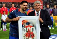 vredno-priznanje:-aleksandar-mitrovic-pred-mec-sa-engleskom-dobio-specijalnu-medalju