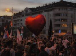 novi-sad:-protest-„slobodo,-tu-smo!“-zavrsen-koncertom,-studenti-porucili-da-kampus-ostaje-slobodan-–-nedeljnik