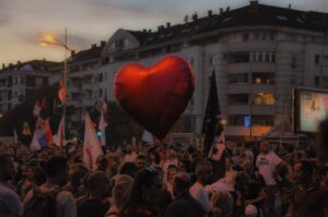 novi-sad:-protest-„slobodo,-tu-smo!“-zavrsen-koncertom,-studenti-porucili-da-kampus-ostaje-slobodan-–-nedeljnik
