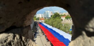 trgovi,-ulice,-zgrade-ukrasene-trobojkama:-srbija-i-srpska-obelezavaju-dan-srpskog-jedinstva,-slobode-i-nacionalne-zastave