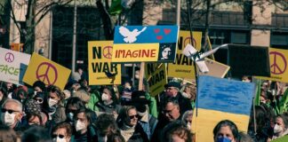 protest-ispred-pancevacke-gimnazije:-zbog-opstrukcije-konkursa-za-izbor-novog-direktora-zaposleni-stupili-u-strajk