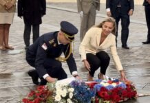 pocast-srpskoj-trobojci:-ceremonija-kod-trijumfalne-kapije-povodom-dana-jedinstva,-slobode-i-nacionalne-zastave-(foto)