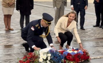 pocast-srpskoj-trobojci:-ceremonija-kod-trijumfalne-kapije-povodom-dana-jedinstva,-slobode-i-nacionalne-zastave-(foto)