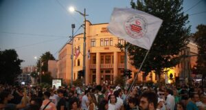 protest-ispred-pravnog-fakulteta:-studenti-traze-pustanje-bogdana-jovicica-na-slobodu-–-nedeljnik
