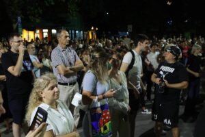 vise-gradova-na-ulicama:-protesti-u-srbiji-se-sire,-studenti-najavljuju-barikade-–-nedeljnik