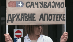 radnici-apoteke-beograd-protestuju-ispred-skupstine-grada:-plate-kasne,-preti-im-gasenje-–-nedeljnik