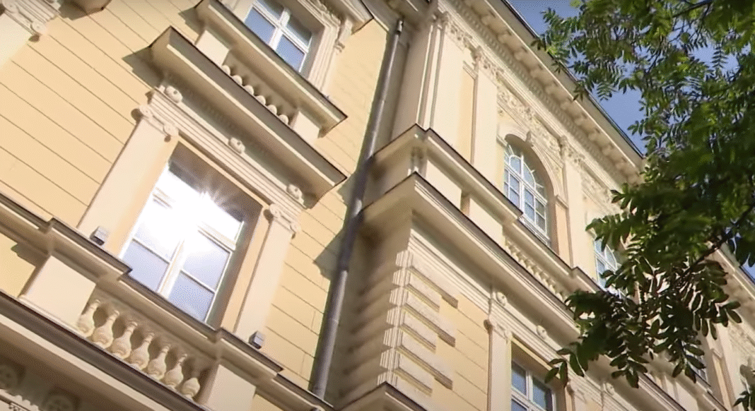 danas:-direktorka-zemunske-gimnazije-podnela-ostavku-–-nedeljnik