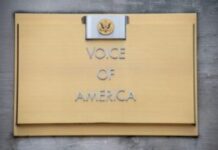 americki-sud-privremeno-zaustavio-otpustanje-500-novinara-glasa-amerike-–-nedeljnik