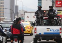 gomila-napala-auto-predsednika-ekvadora:-ostali-tragovi-od-metaka,-predsednik-dobro