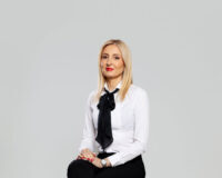 covek-u-centru-ai-trgovine-–-nedeljnik