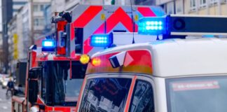 teska-saobracajka-kod-autokomerca:-vatrogasci-pokusavaju-da-izvuku-povredjenog-muskarca-iz-vozila