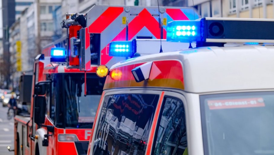 teska-saobracajka-kod-autokomerca:-vatrogasci-pokusavaju-da-izvuku-povredjenog-muskarca-iz-vozila teska-saobracajka-kod-autokomerca:-vatrogasci-pokusavaju-da-izvuku-povredjenog-muskarca-iz-vozila