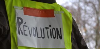 protest-u-leskovcu-ispred-stadiona:-„ako-nema-karata-za-narod,-neka-ne-bude-ni-mira-za-vlast“