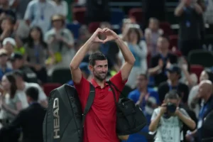 djokovic-izgubio-u-polufinalu-mastersa-u-sangaju,-tokom-meca-zatrazio-medicinski-tajm-aut-–-nedeljnik