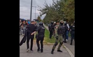 policija-u-novom-sadu-potisnula-gradjane-koji-se-protive-setnji-pristalica-sns-a-–-nedeljnik